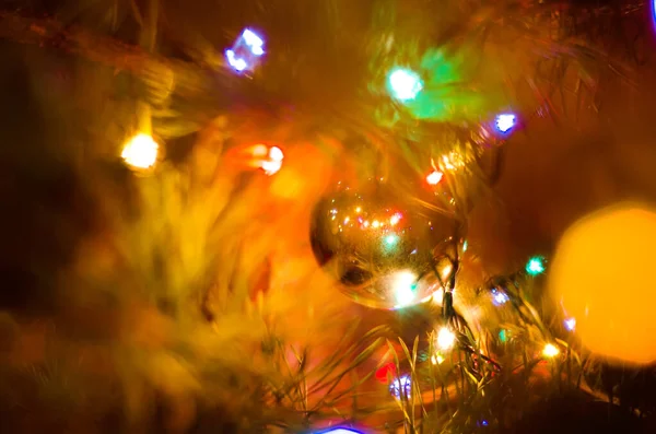 Árvore Natal Com Luzes Guirlanda Closeup — Fotografia de Stock