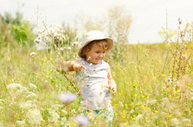 Çayırdaki küçük çocuk