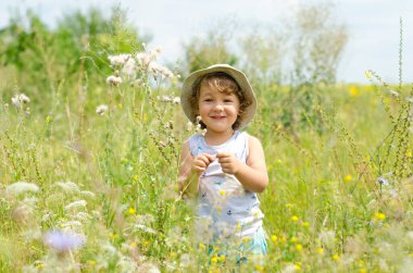 Çayırdaki küçük çocuk