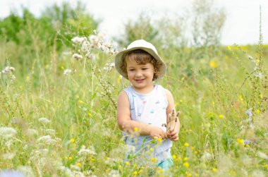 Çayırdaki küçük çocuk