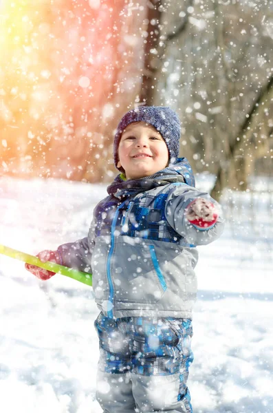 Liten Pojke Promenader Vinterparken — Stockfoto