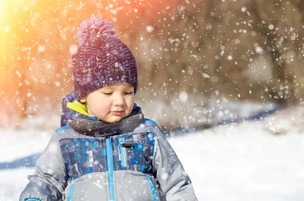 小男孩在冬天的公园里散步 — 图库照片
