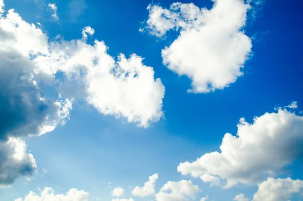 雲を背景にした青い空 — ストック写真