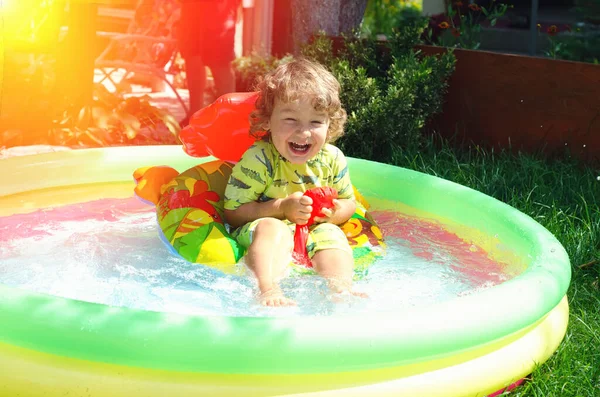 Niño Pequeño Piscina Aire Libre —  Fotos de Stock