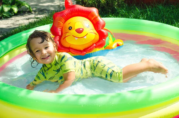 Menino Piscina Livre — Fotografia de Stock