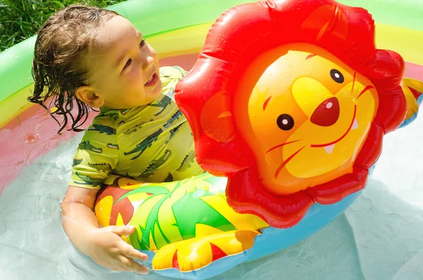 Menino Piscina Livre — Fotografia de Stock