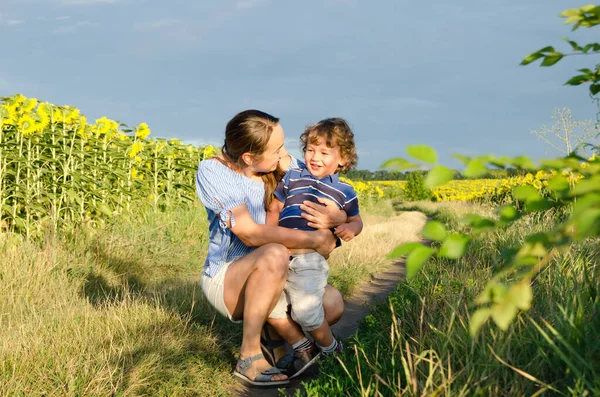 Mère Bébé Dans Champ Tournesols — Photo