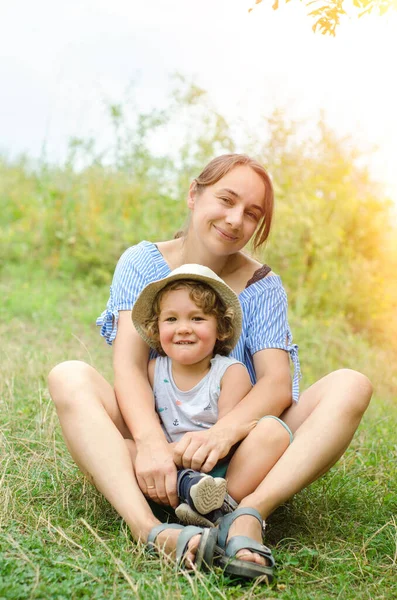 Mother Child Sitting Grass Sunny Day — Stock Photo, Image