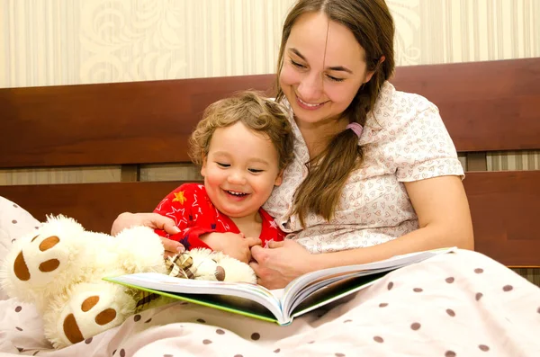 Anne Çocuk Yatakta Kitap Okuyorlar — Stok fotoğraf