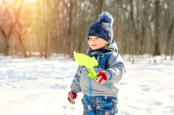 Liten Pojke Promenader Vinterparken — Stockfoto