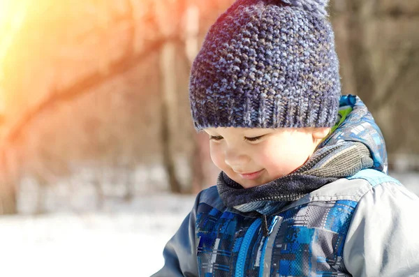 Petit Garçon Marchant Dans Parc Hiver — Photo