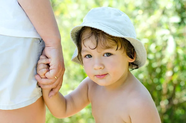 Menino Segurando Mão Mãe — Fotografia de Stock