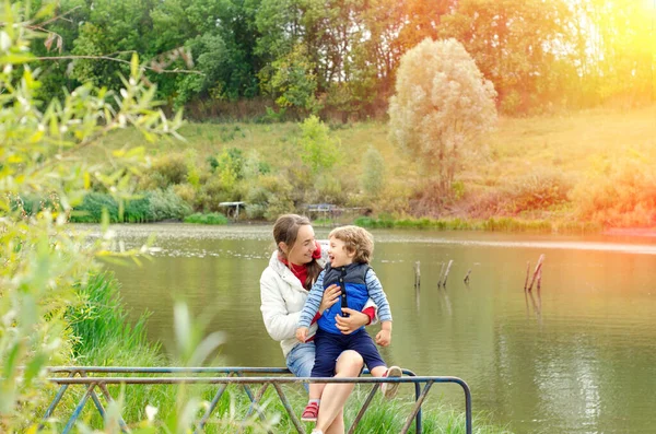 Moeder Kind Zitten Buurt Van Mooie Vijver — Stockfoto