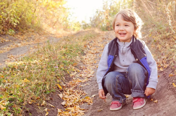 Kleine Jongen Zittend Een Landweg — Stockfoto