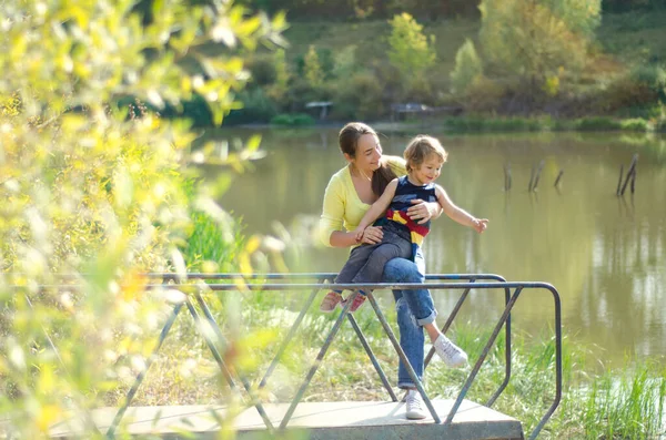 Moeder Kind Zitten Buurt Van Mooie Vijver — Stockfoto