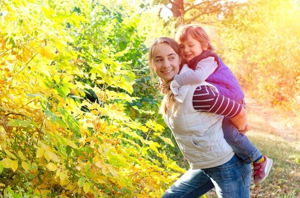 Anya Gyermek Őszi Parkban — Stock Fotó