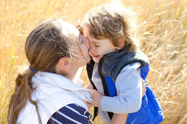 Mamma Kysser Litet Barn Utomhus — Stockfoto