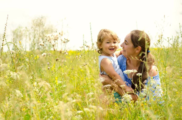 Mutter Und Kind Auf Der Sonnigen Wiese lizenzfreie Stockfotos