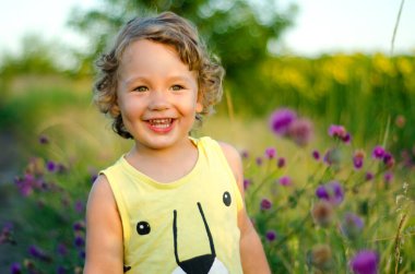 Çayırdaki küçük çocuk