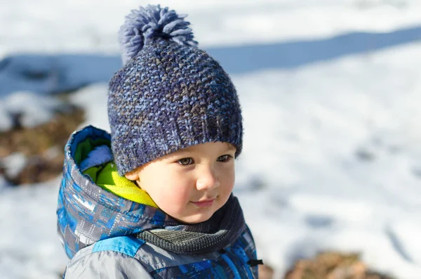 Menino Caminhando Parque Inverno — Fotografia de Stock