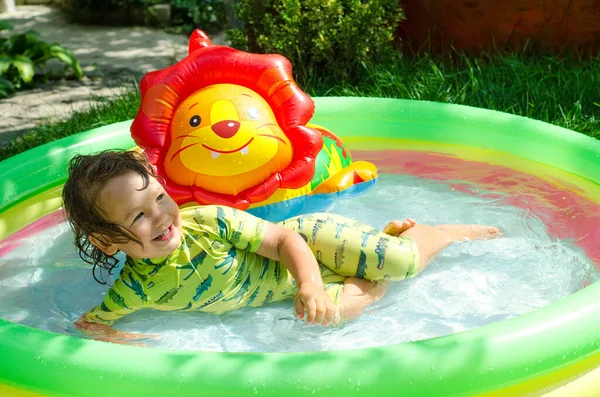 Menino Piscina Livre — Fotografia de Stock