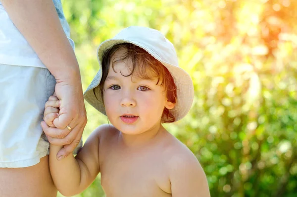 Liten Pojke Som Håller Mammas Hand — Stockfoto