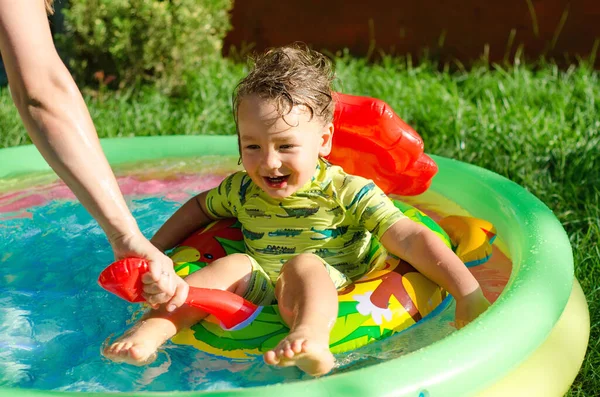 Niño Pequeño Piscina Aire Libre —  Fotos de Stock