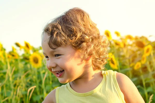 Kleiner Junge Sonnenblumenfeld — Stockfoto