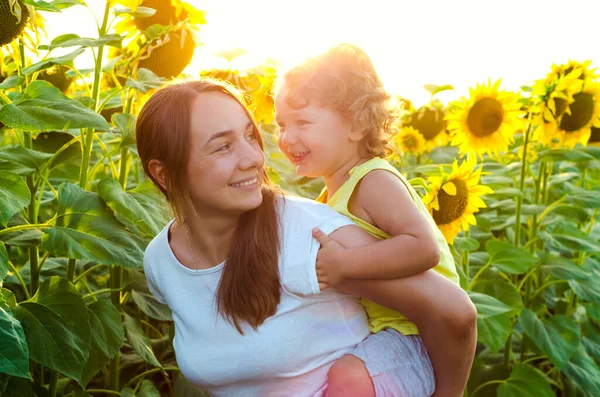 Anne Bebek Ayçiçeği Tarlasında — Stok fotoğraf