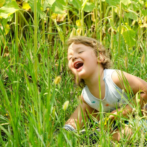 Szczęśliwy Mały Chłopiec Siedzi Zielonej Trawie — Zdjęcie stockowe