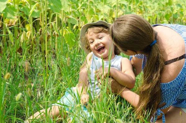 Mère Bébé Dans Champ Tournesols — Photo