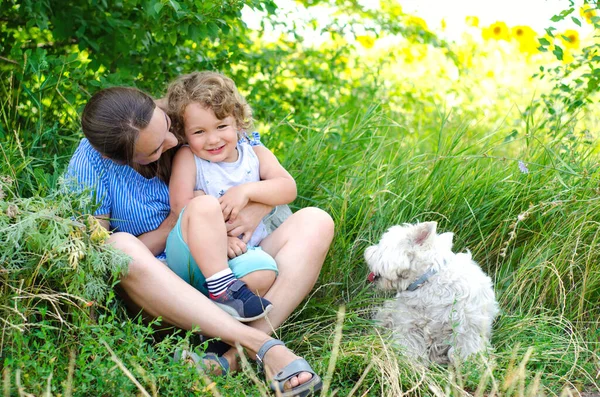 Mor Och Barn Sitter Gräset — Stockfoto