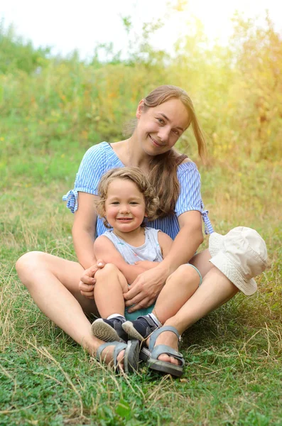 Mor Och Barn Sitter Ett Gräs Solig Dag — Stockfoto