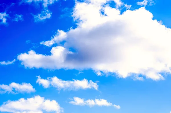 Ciel Bleu Avec Des Nuages Comme Arrière Plan — Photo