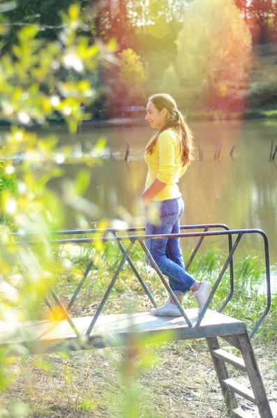 Mooie Vrouw Staat Bij Het Meer — Stockfoto