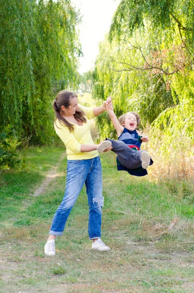Happy Mother Baby Playing Outdoors — Stock Photo, Image