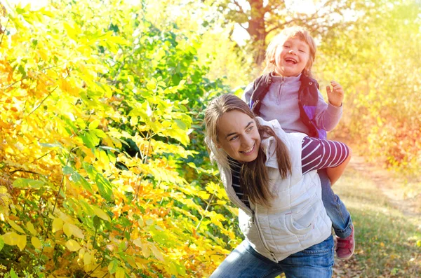 秋の公園の母親と子供は — ストック写真