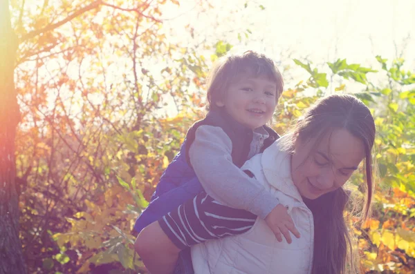 Madre Hijo Parque Otoño — Foto de Stock