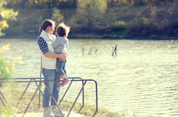 Mother Child Standing Beautiful Lake — Stock Photo, Image