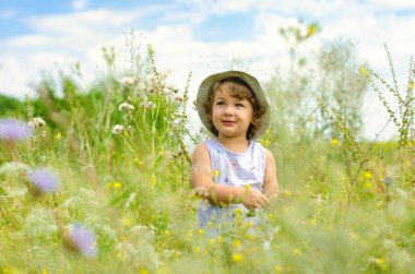 Çayırdaki küçük çocuk