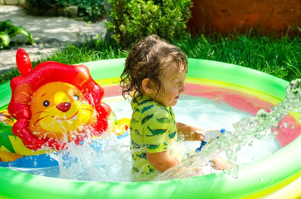 Niño Pequeño Piscina Aire Libre —  Fotos de Stock