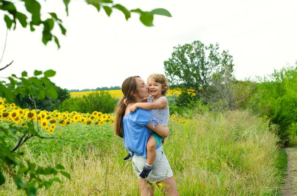 Moeder Baby Zonnebloemen Veld — Stockfoto