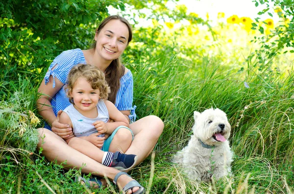 Moeder Kind Zitten Het Gras — Stockfoto