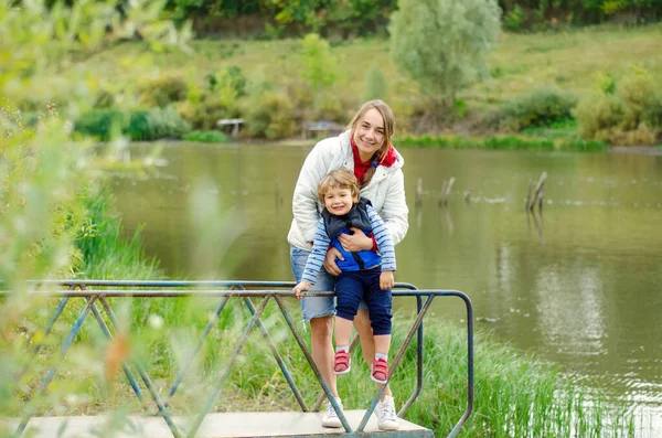 Moeder Kind Staan Buurt Van Prachtige Vijver — Stockfoto