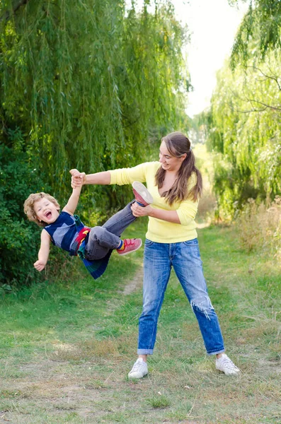 Mãe Feliz Bebê Brincando Livre — Fotografia de Stock