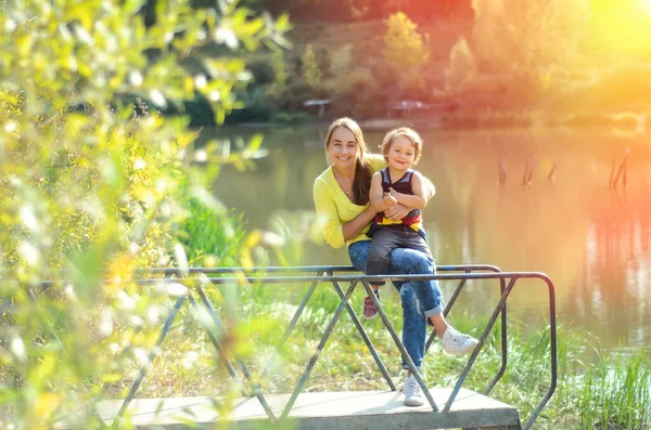 Moeder Kind Zitten Buurt Van Mooie Vijver — Stockfoto