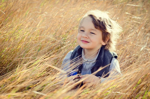 Niño Sentado Campo Otoño —  Fotos de Stock