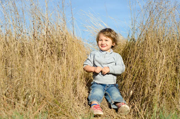 Kırsal Alanda Gülümseyen Küçük Bir Çocuk — Stok fotoğraf