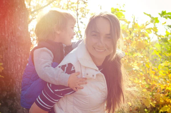 Mamma Och Barn Höstparken — Stockfoto