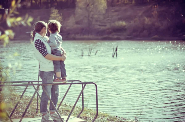 Mãe Criança Perto Belo Lago — Fotografia de Stock